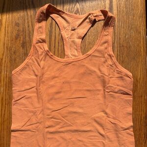 Lululemon women’s swiftly tech tank size 6, light orange.